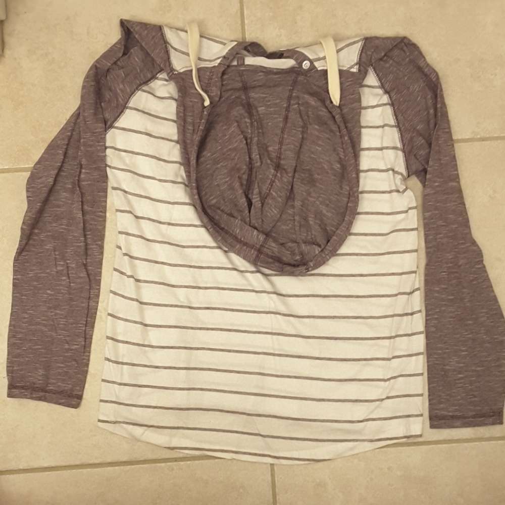 Long sleeved hooded shirt Size Medium - Picture 3 of 4